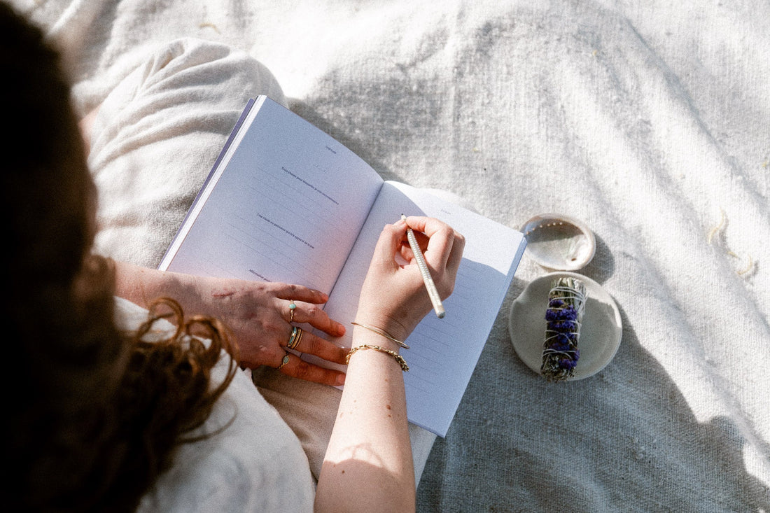 Écrire dans un journal de gratitude: un rituel simple qui transforme le quotidien