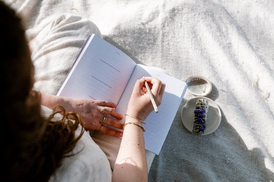 Écrire dans un journal de gratitude: un rituel simple qui transforme le quotidien